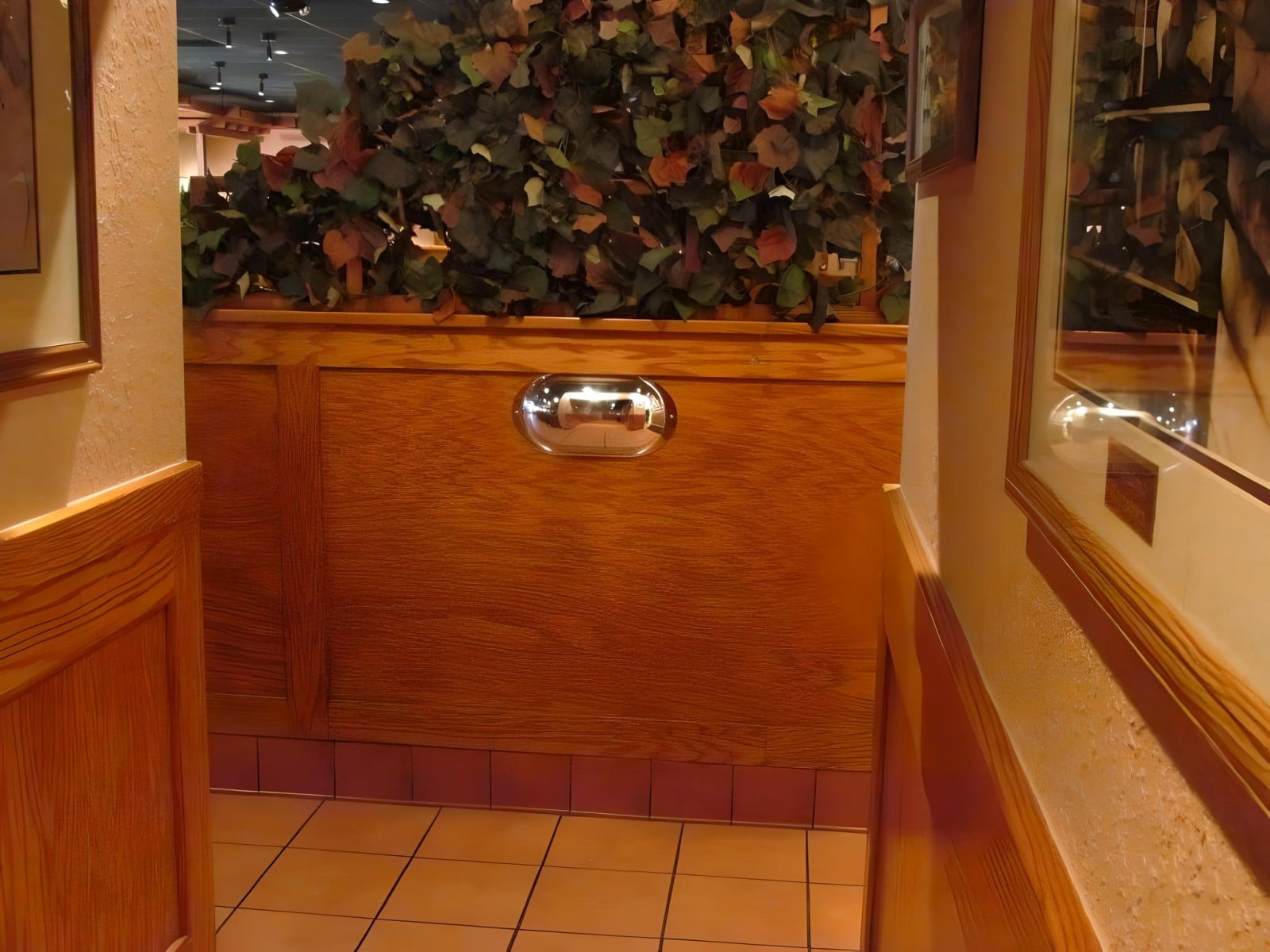 office eye mirror in restaurant intersection_1200px
